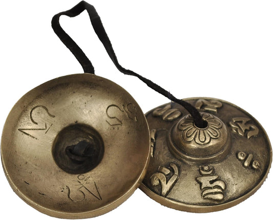 Tingsha tibetanos de bronce con mantra Om Mani Padme Hum – sonido sagrado para meditación y rituales.
