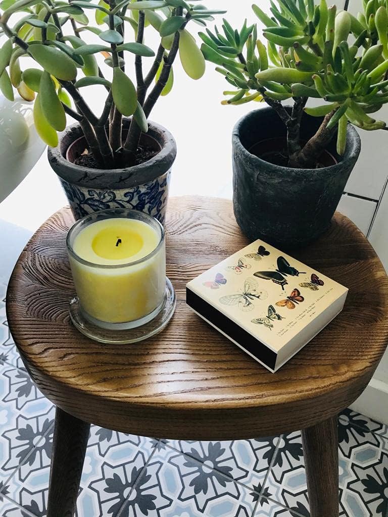 Caja de cerillas largas decorada con mariposas – ideal para encender velas, inciensos y rituales con estilo.

