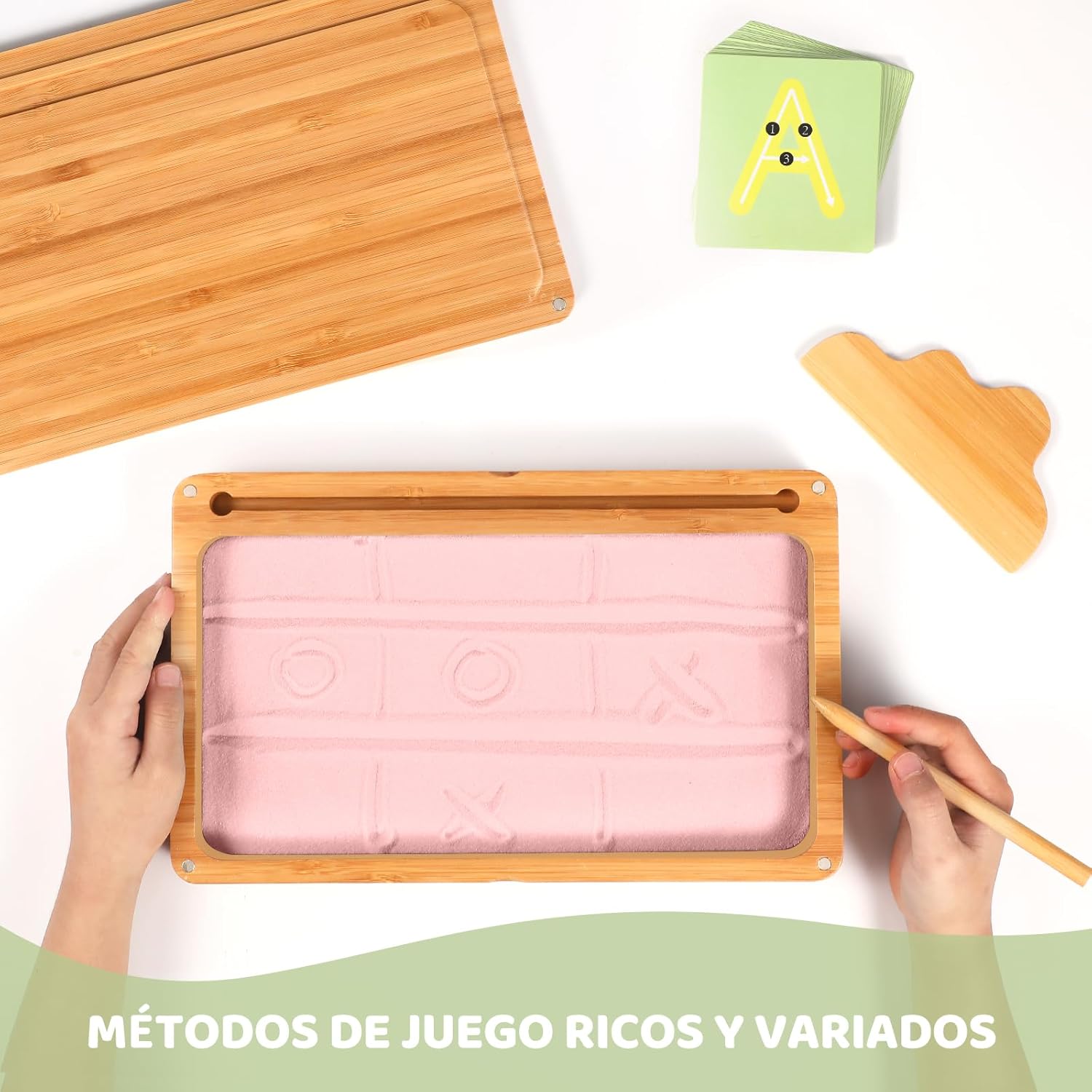 Bandeja Montessori de arena con tarjetas – escritura sensorial y aprendizaje natural.