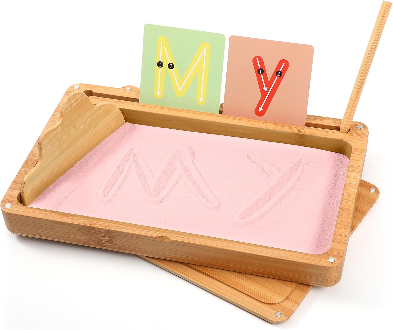 Bandeja Montessori de arena con tarjetas – escritura sensorial y aprendizaje natural.