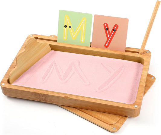Bandeja Montessori de arena con tarjetas – escritura sensorial y aprendizaje natural.